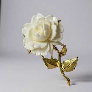 Vintage carved white rose brooch
Elegant White Rose Brooch